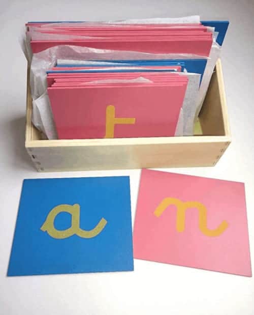 Montessori-Store Lettres Rugueuses Lettres cursives avec boîte